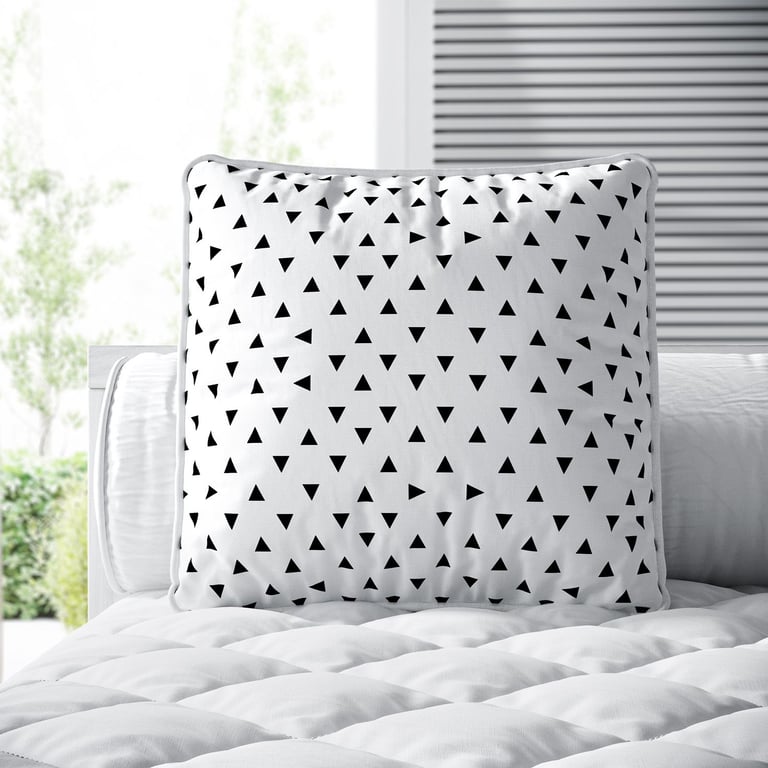 Almofada Quadrada Triângulo Preto e Branco 38cm