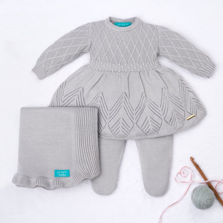 Saída Maternidade Tricot Primeiro Vestidinho com Pérolas Rosa 03 Peças