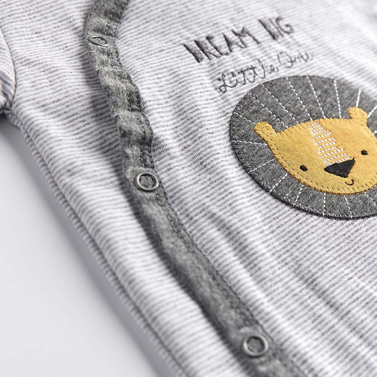 Macacão Curto Listrado Leãozinho — vista alternativa