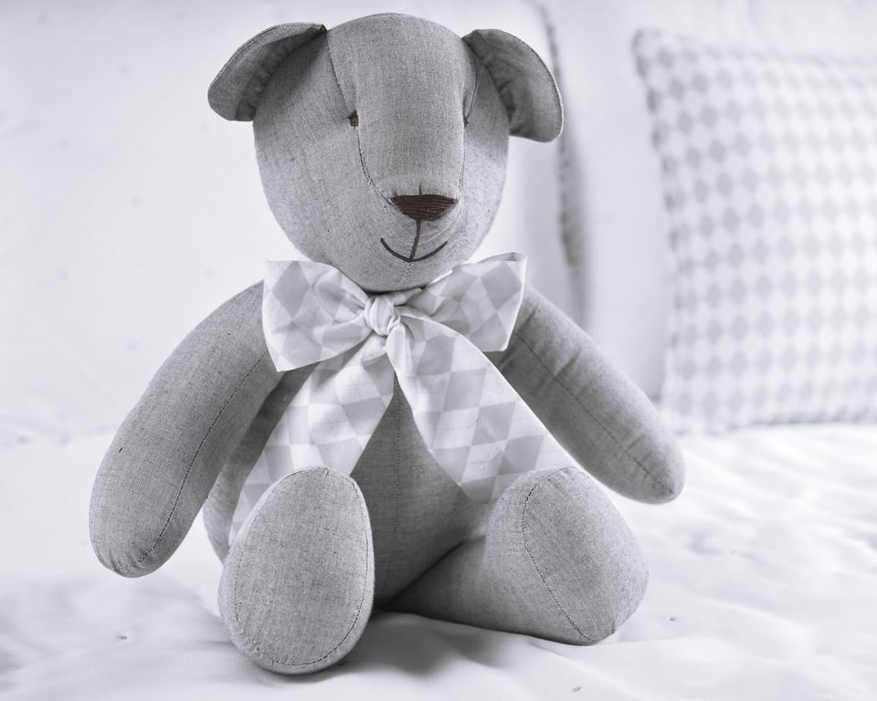 Urso Theodore Grafite — vista alternativa