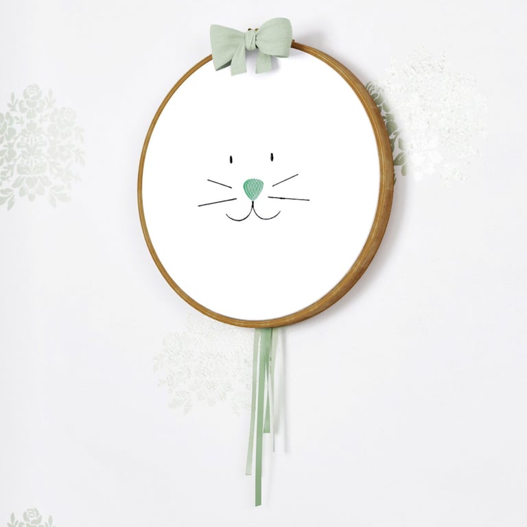 Quadro Bastidor Bordado Coelhinho Azul Marinho