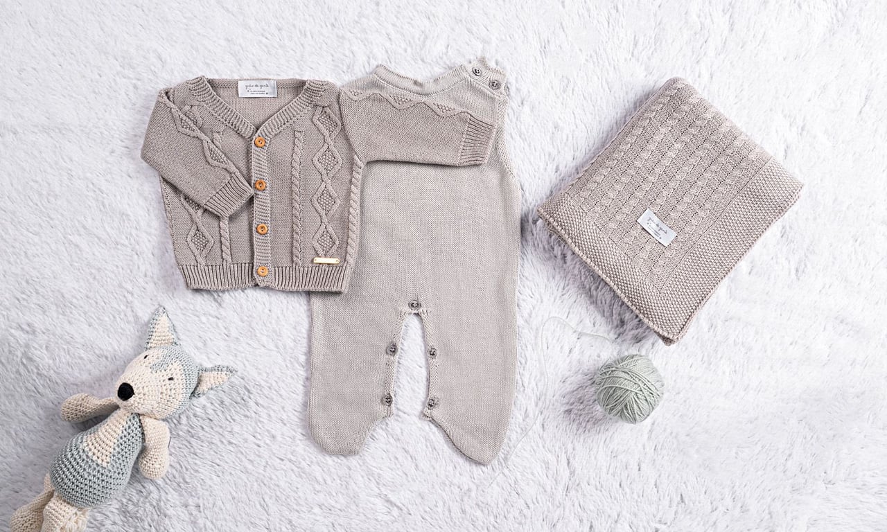 Saída Maternidade Tricot Trança Cinza Macaron