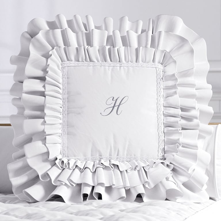 Almofada Personalizada com Babados e Renda Branca 38cm