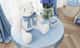 Urso Branco com Laço Azul Bebê 25cm - imagem 1