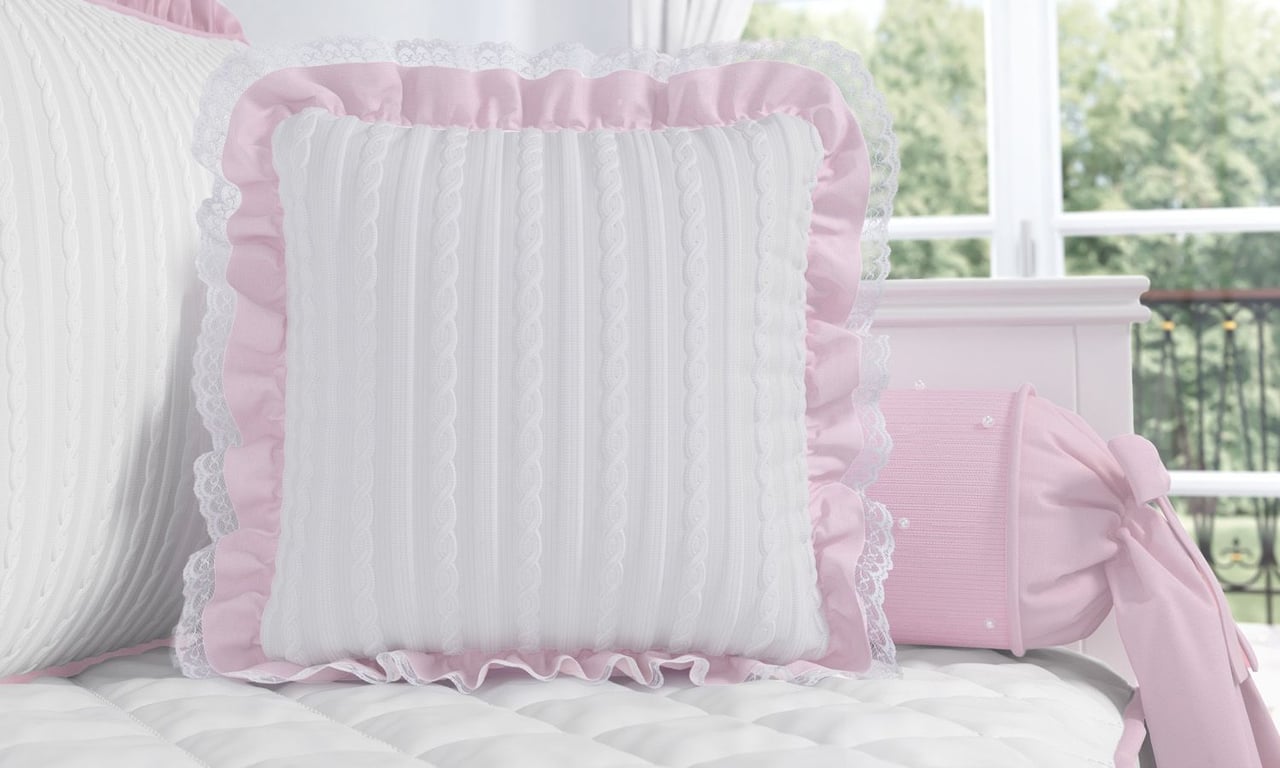 Almofada Tricot Luxo Rosa com Renda e Babado 38cm