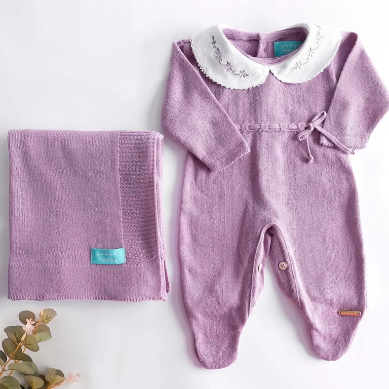 Saída Maternidade Tricot Lilás Com Gola 02 Peças