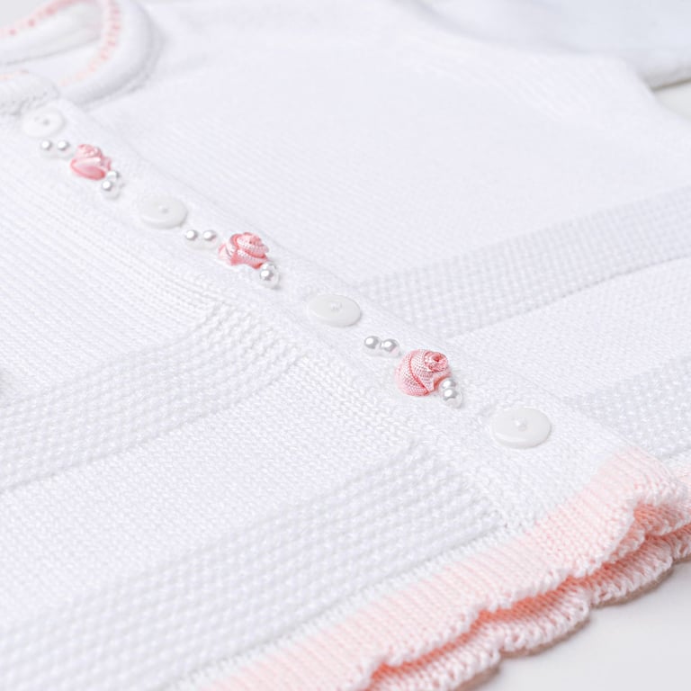 Saída Maternidade Tricot Casaquinho Flor Rococó e Macacão Branco 02 Peças — vista alternativa