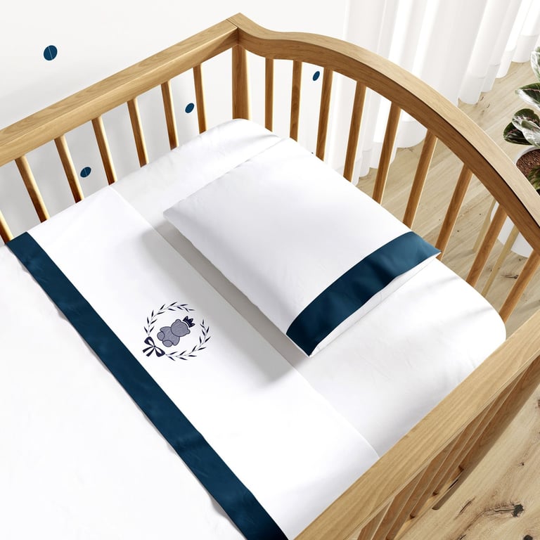 Jogo de Lençol Berço Bordado Ursinho Clássico Azul Marinho 3 peças — vista alternativa