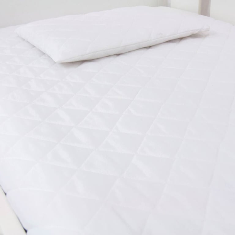 Protetor de Colchão de Berço Americano e Travesseirinho Matelado Branco — vista alternativa