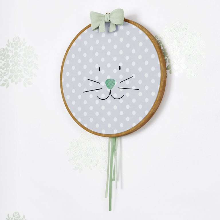 Quadro Bastidor Bordado Gatinha Verde