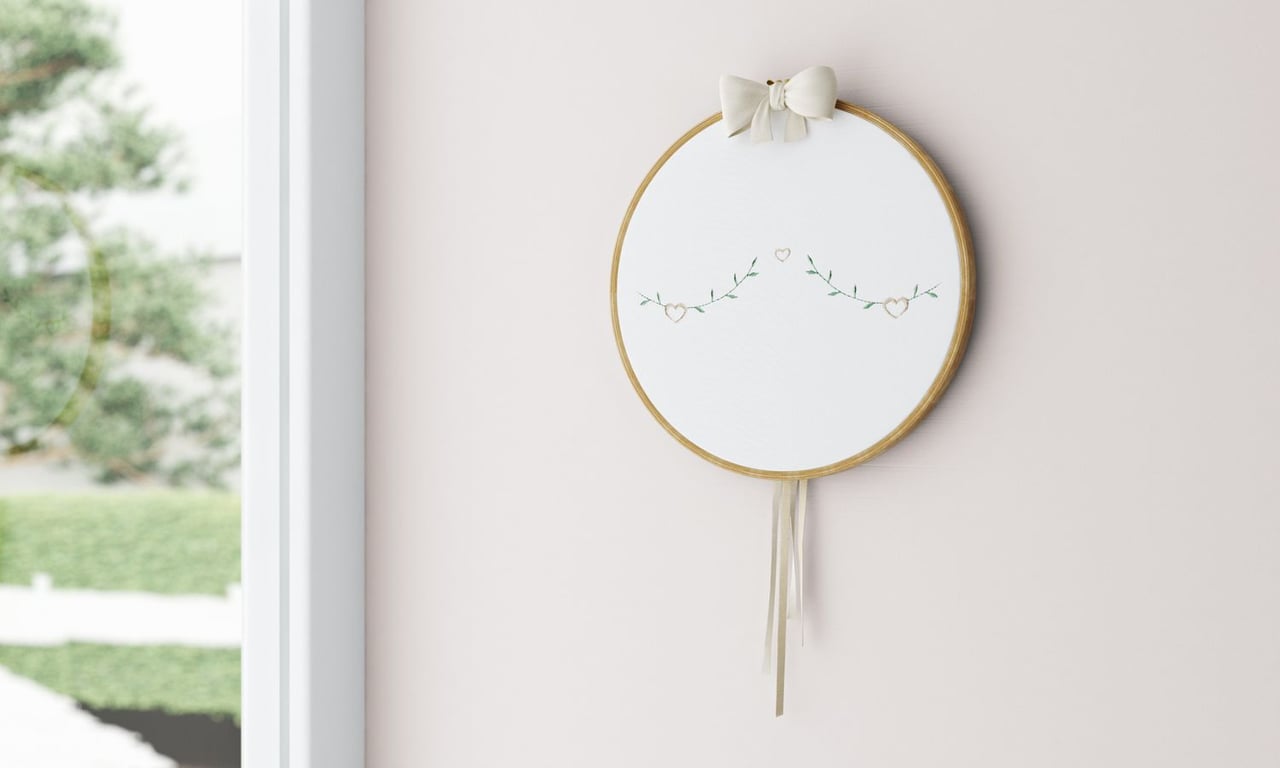 Quadro Bastidor Bordado Alice Bege