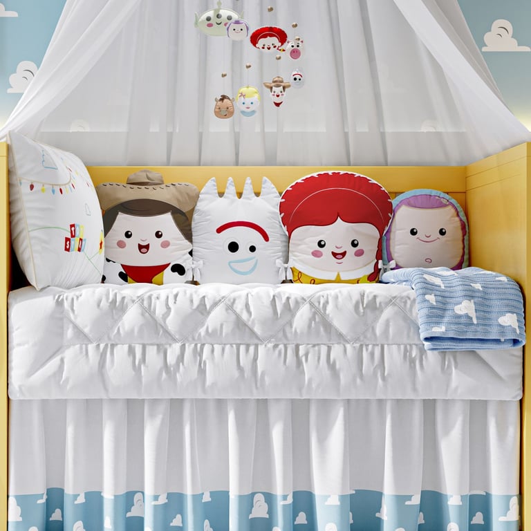 Kit Berço Amiguinhos Toy Story Garfinho, Woody, Buzz Lightyear e Jessie