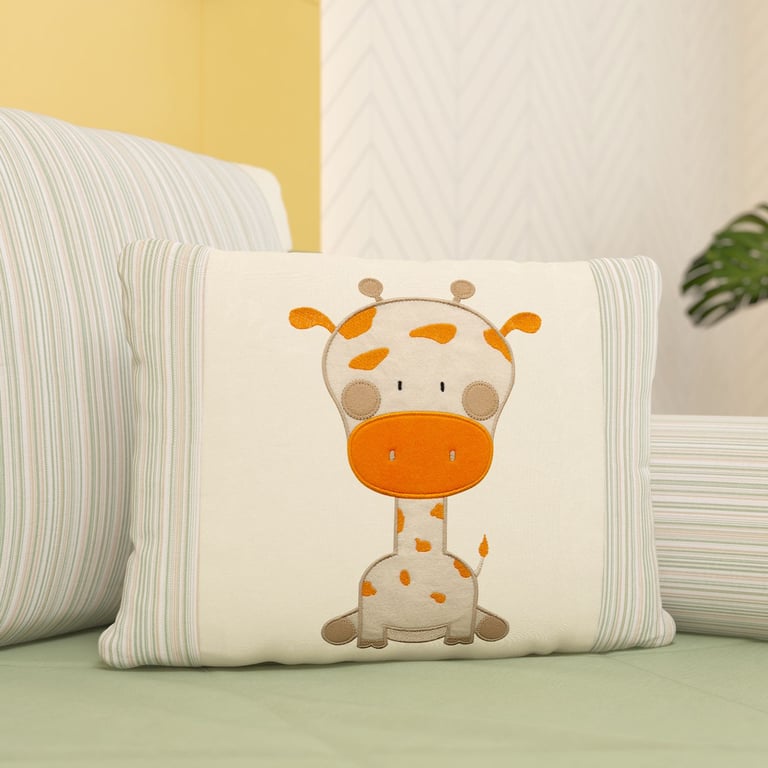 Almofada Bordada Girafa Brincadeira na Selva 43cm