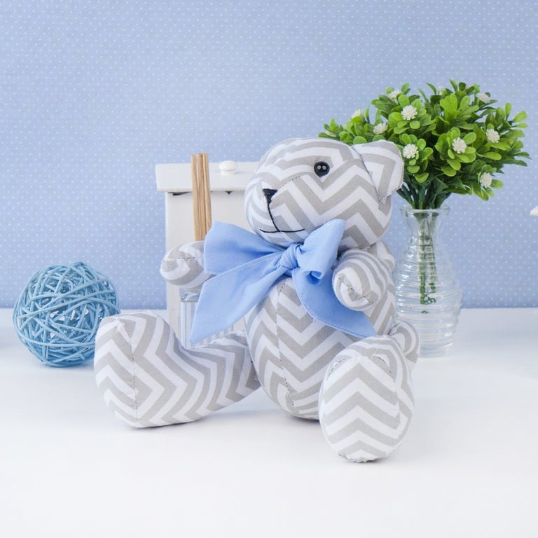 Urso Estampa Chevron com Laço Azul 25cm