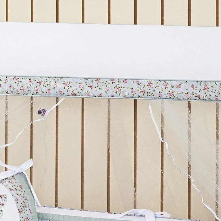 Quarto de Bebê sem Cama Babá Borboletas no Jardim — vista alternativa