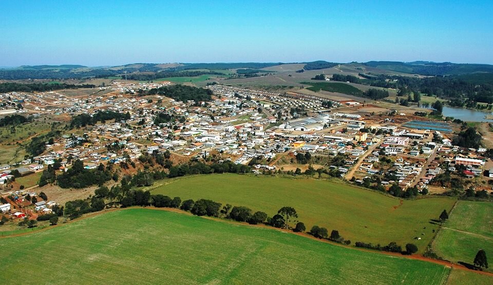 Vista aérea de Monte Carlo (SC), com ruas arborizadas e construções baixas em dia claro