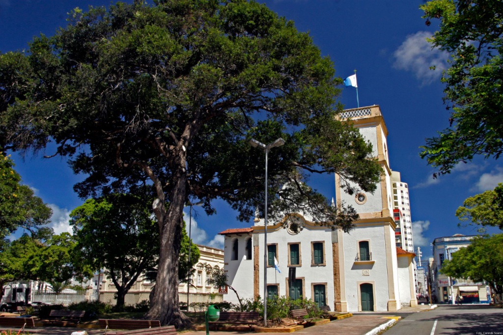 Igreja matriz e praça no centro de Goianinha RN