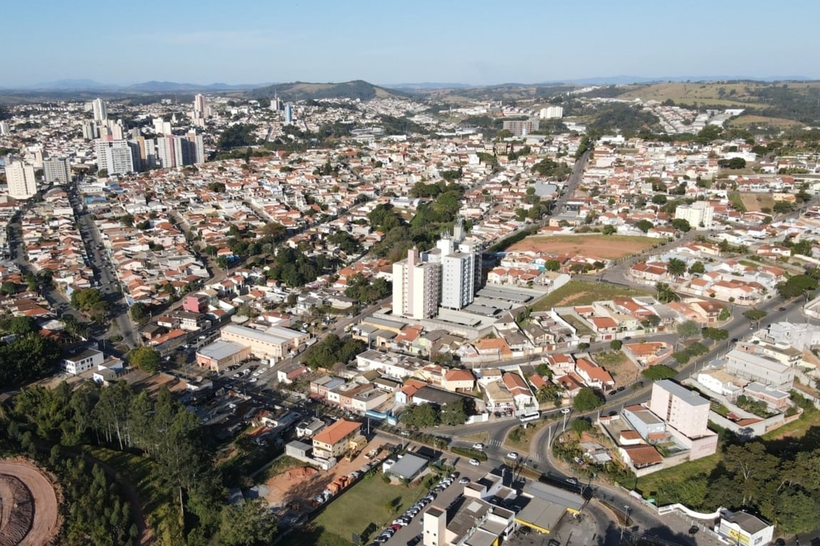 Vista aérea do centro de Itatiba (SP), em dia claro, com prédios baixos e áreas verdes