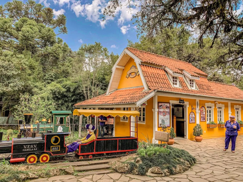 Vista urbana de Caracol (MS), com área verde no entorno