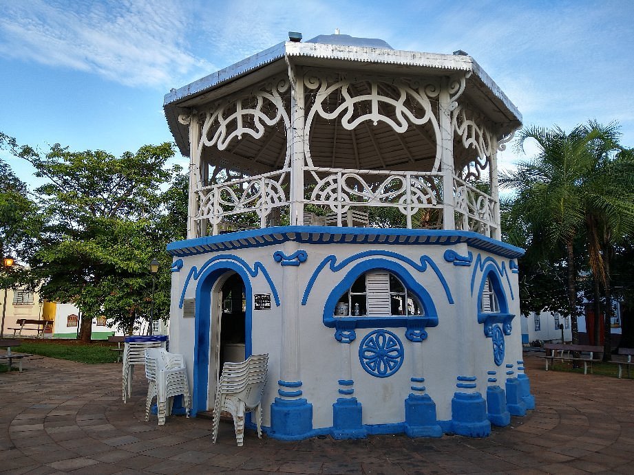 Praça arborizada em cidade do interior de São Paulo, com bancos e árvores ao fundo