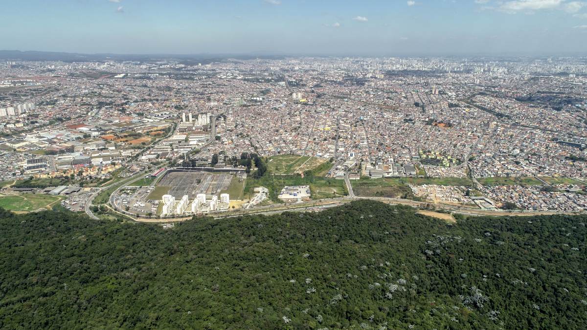 Vista aérea da Zona Leste de São Paulo ao pôr do sol