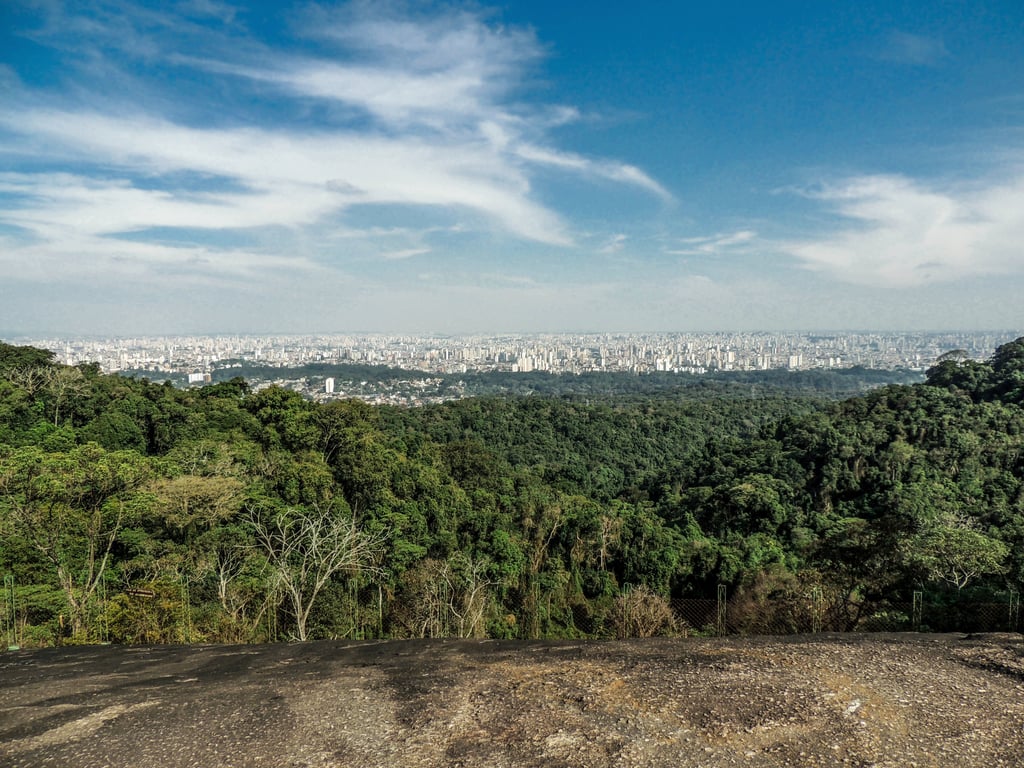 Vista da Zona Norte de São Paulo com a Serra da Cantareira ao fundo