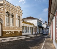 Vista aérea do centro histórico de São João del-Rei MG com arquitetura colonial e morros ao fundo.