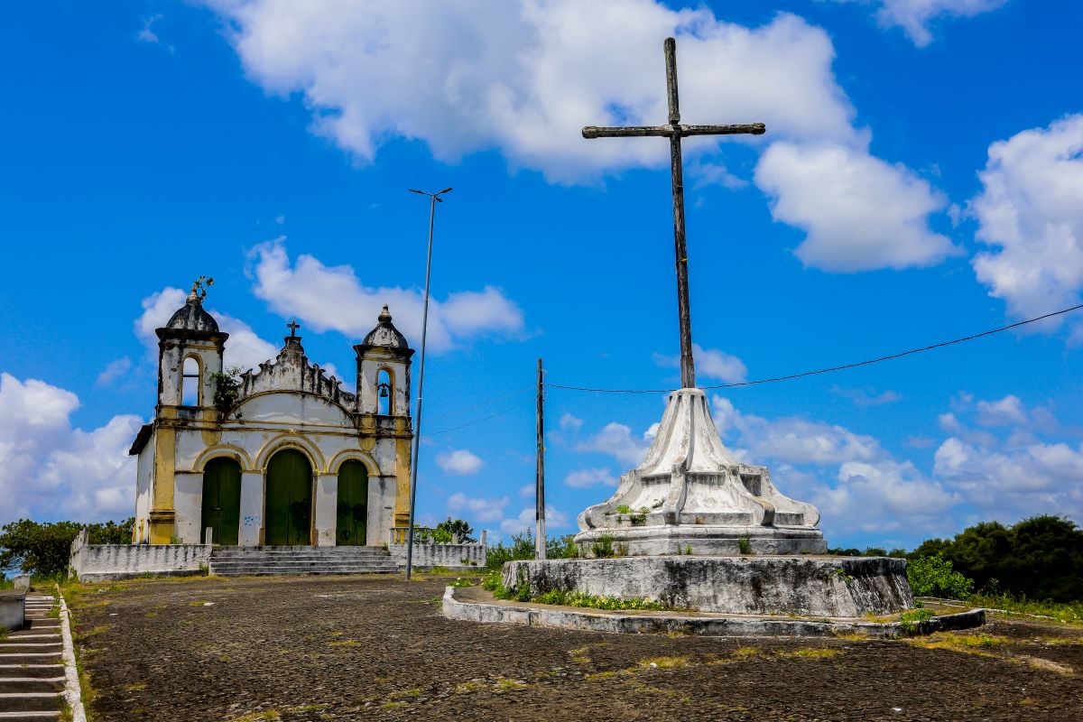 Igreja em cidade do interior sergipano, céu azul ao fundo