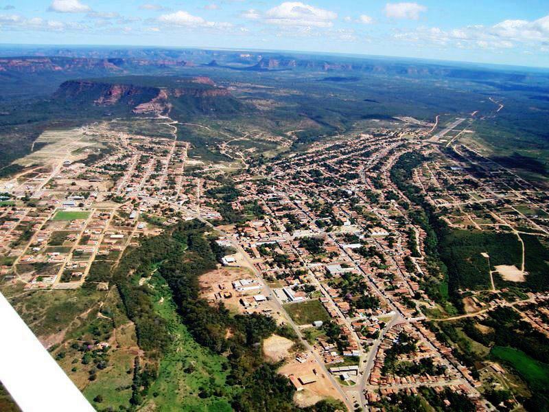 Vista aérea de Bom Jesus-PI, com área urbana e relevo ao fundo