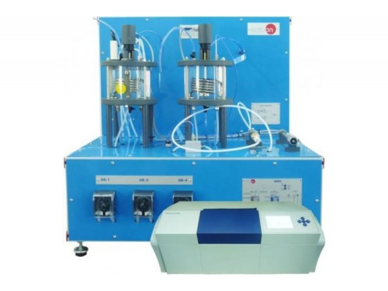 Laboratório de física com equipamentos e anotações em quadro