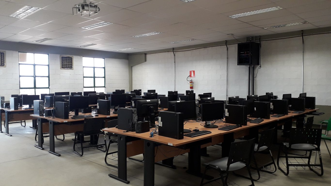 Laboratório de informática em instituto federal, com computadores organizados e ambiente moderno