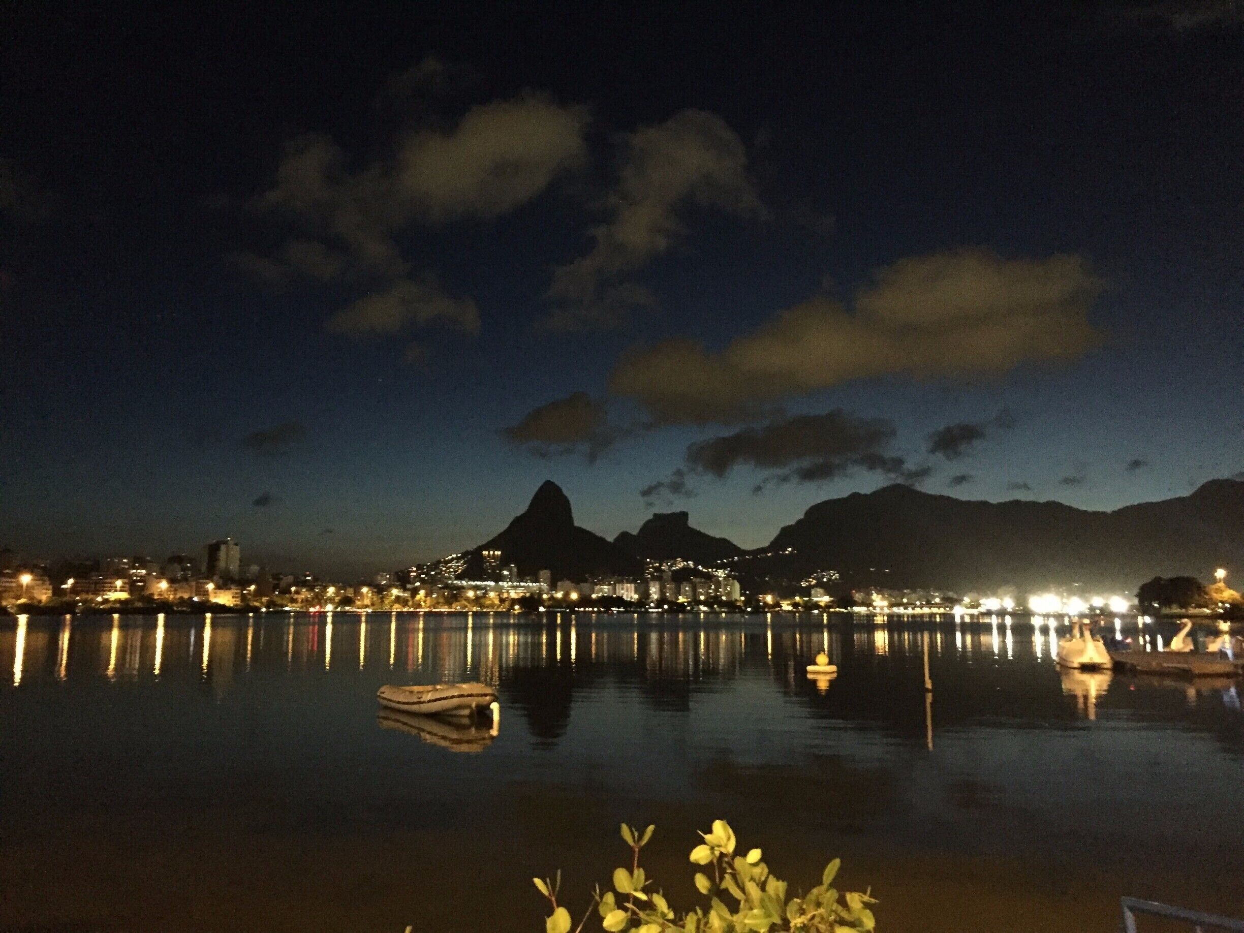 Lagoa Rodrigo de Freitas à noite, vista panorâmica