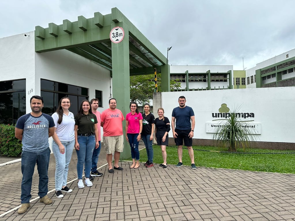Grupo em frente a prédio da UNIPAMPA