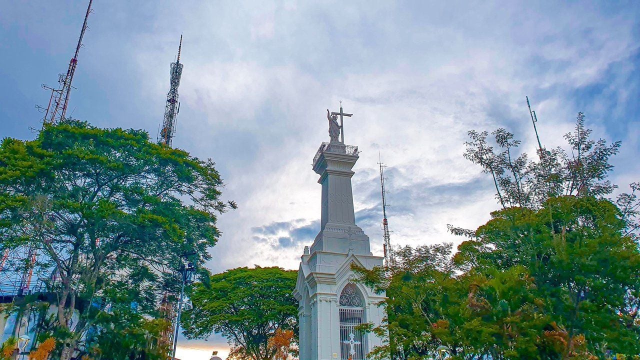Vista urbana de Juiz de Fora ao entardecer