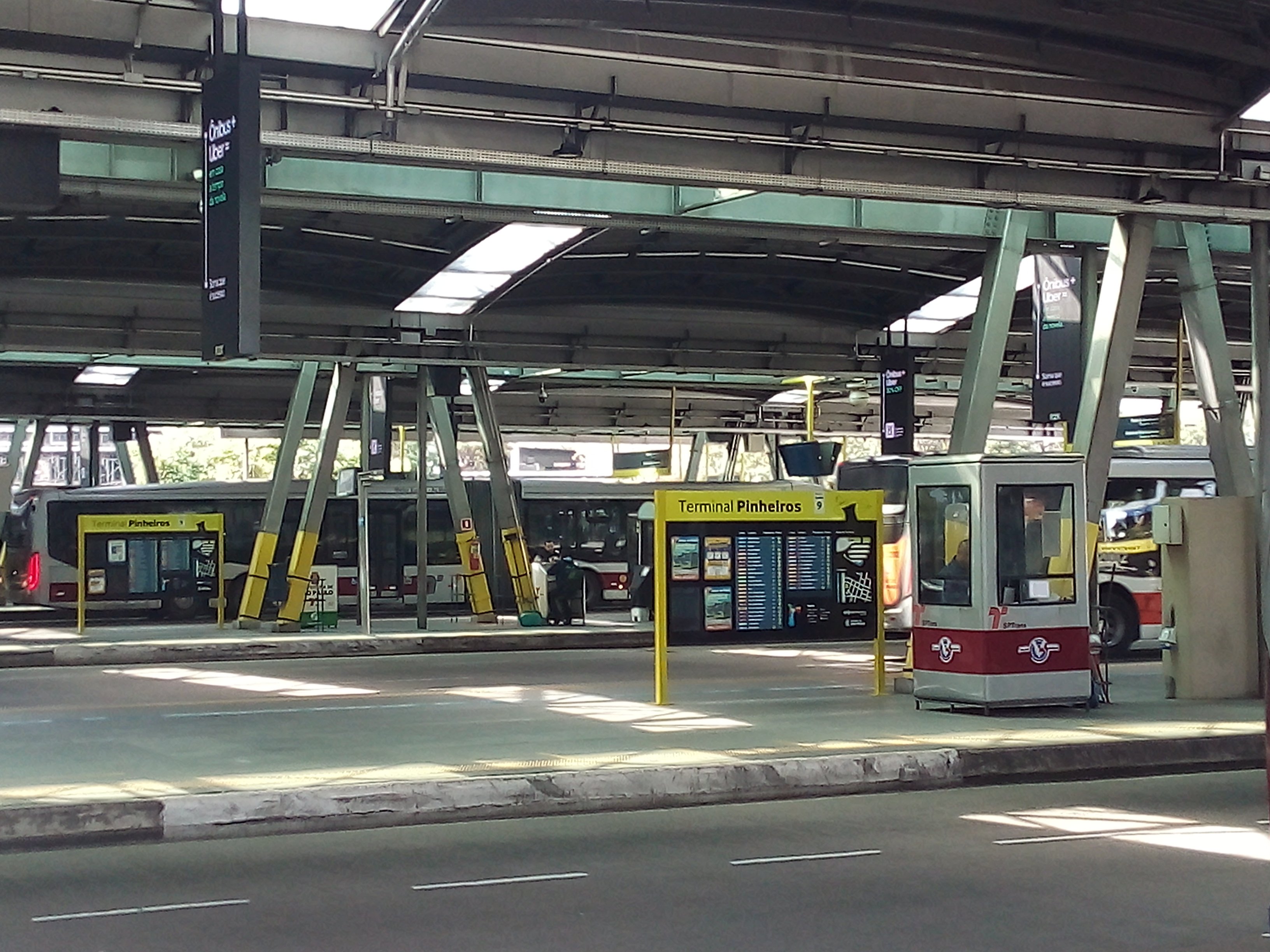 Ônibus e micro-ônibus em terminal urbano, representando transporte municipal