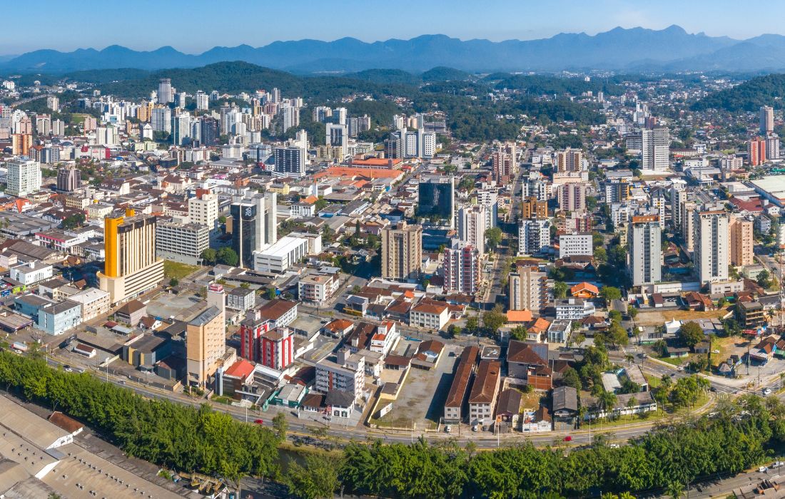 Vista urbana de Joinville, com montanhas ao fundo