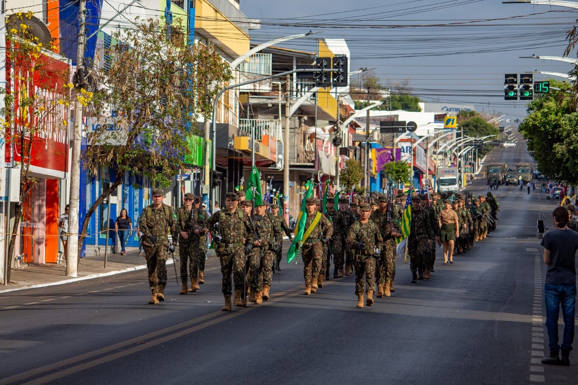 Apresentação pública de banda de música de polícia militar brasileira, com instrumentos de sopro e percussão