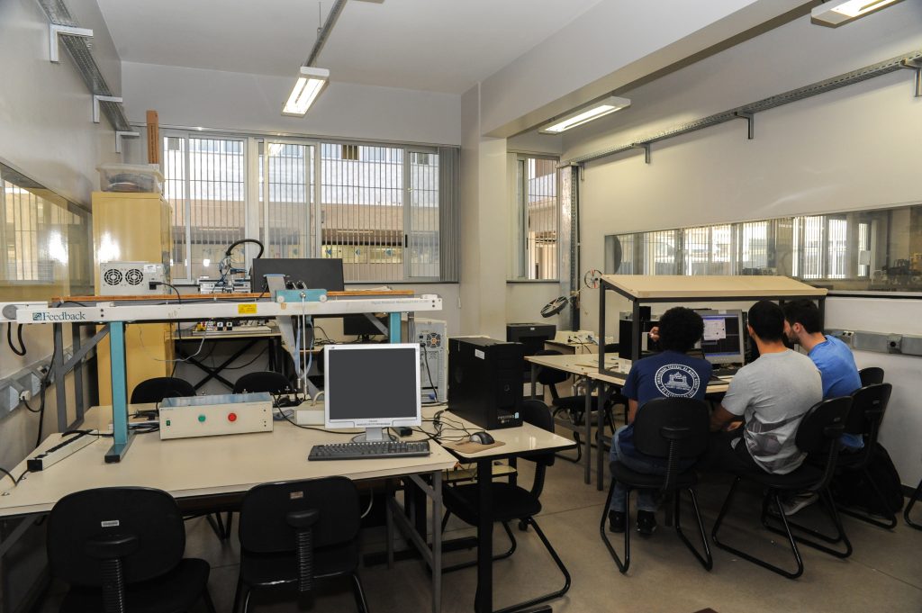 Laboratório de engenharia elétrica e automação, com bancadas e equipamentos didáticos