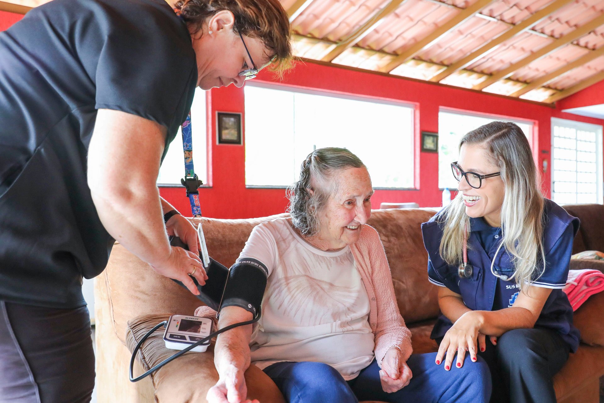 Equipe de saúde em atendimento comunitário