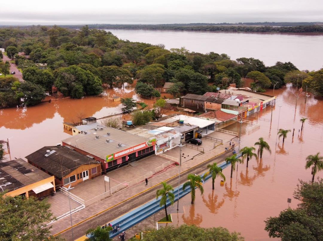 Vista urbana de São Borja RS às margens do Rio Uruguai, composição horizontal