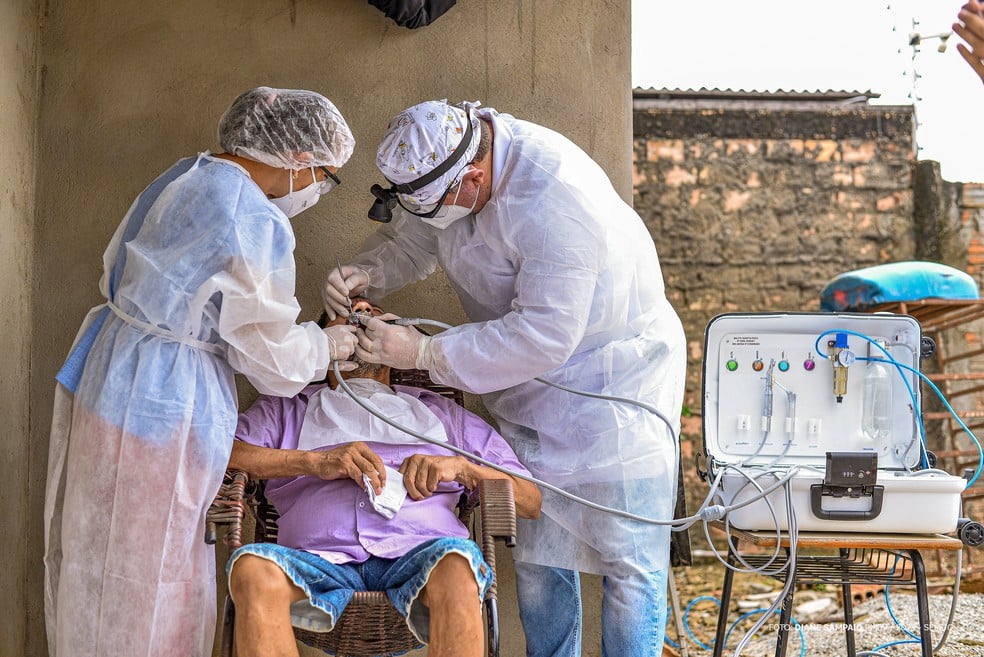 Equipe de odontologia em atendimento, representando a atuação da saúde pública