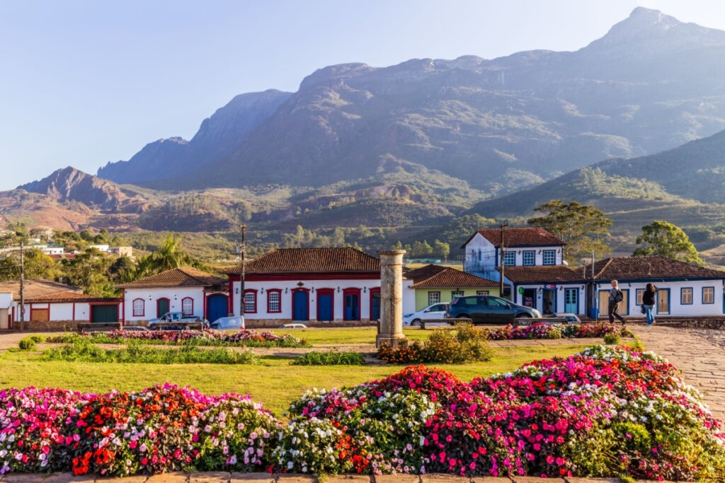 Vista panorâmica de Catas Altas (MG) com a Serra do Caraça ao fundo ao entardecer