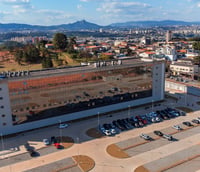 Fachada do Campus Osasco da Unifesp (EPPEN), em área urbana com prédios ao fundo.
