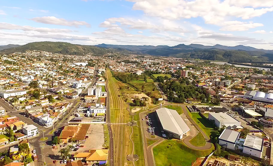 Vista aérea de União da Vitória com o rio Iguaçu e a ponte para Porto União, céu aberto