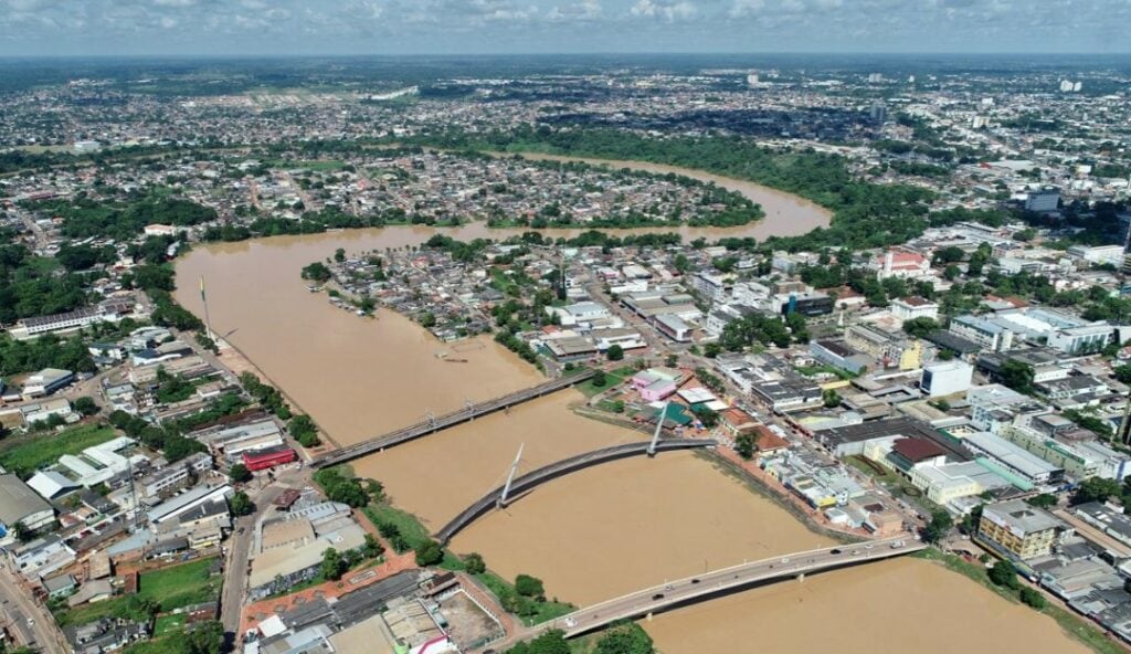Vista aérea de Acrelândia, com ruas, casas e vegetação amazônica ao fundo