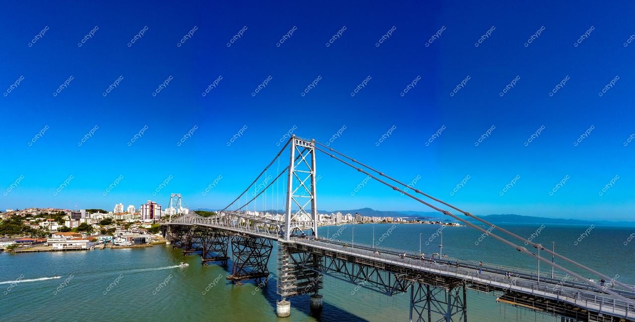 Vista aérea da Ponte Hercílio Luz, em Florianópolis, ao pôr do sol