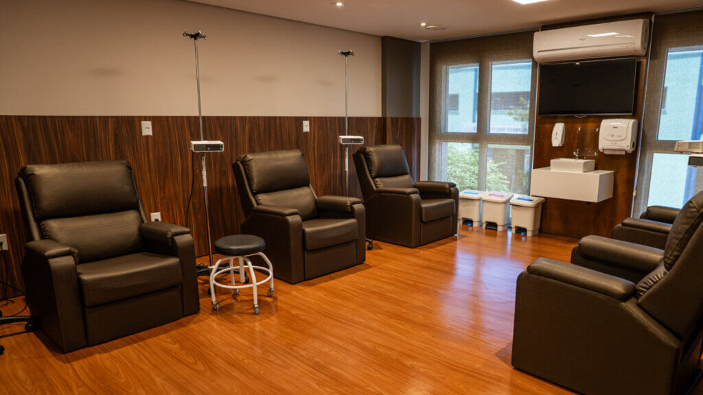 Interior de um ambiente de saúde moderno com poltronas de infusão