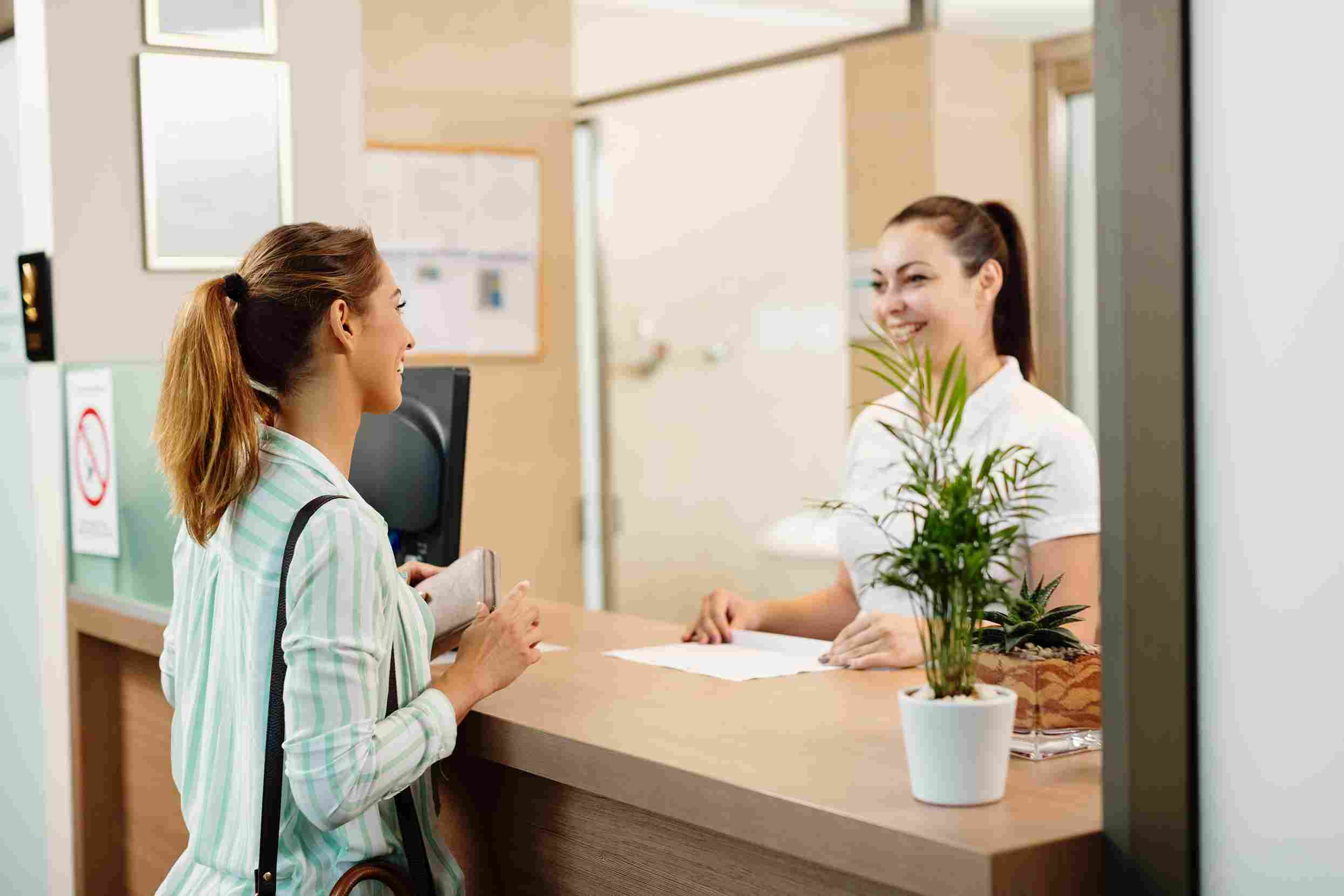 Ambiente administrativo em hospital, com atendente na recepção
