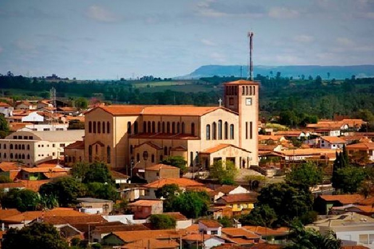 Vista aérea de Conchas, com igreja matriz e centro urbano ao fundo
