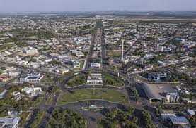 Foto aérea da paisagem urbana de Eldorado MS, Brasil, mostrando o centro e avenidas em um dia ensolarado.